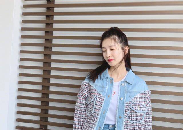 女神江疏影就是会穿,小香风套装裙搭白色t恤,扎马尾辫更减龄了_造型