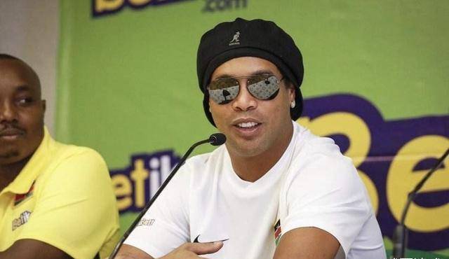 小罗不听话照首曝光,依然展现标志性笑容,球迷:岁月是把杀猪刀_罗纳尔