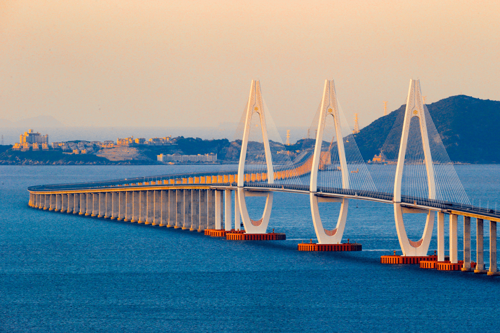 如今,宁波舟山港主通道等一批跨海公路大桥建成通车,形成了全国最长的