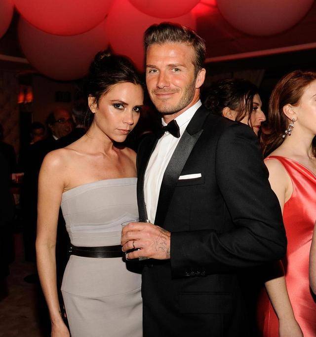 和英国创作女歌手艾玛·本顿(emmabunton)等明星一起从洛杉矶飞回英国