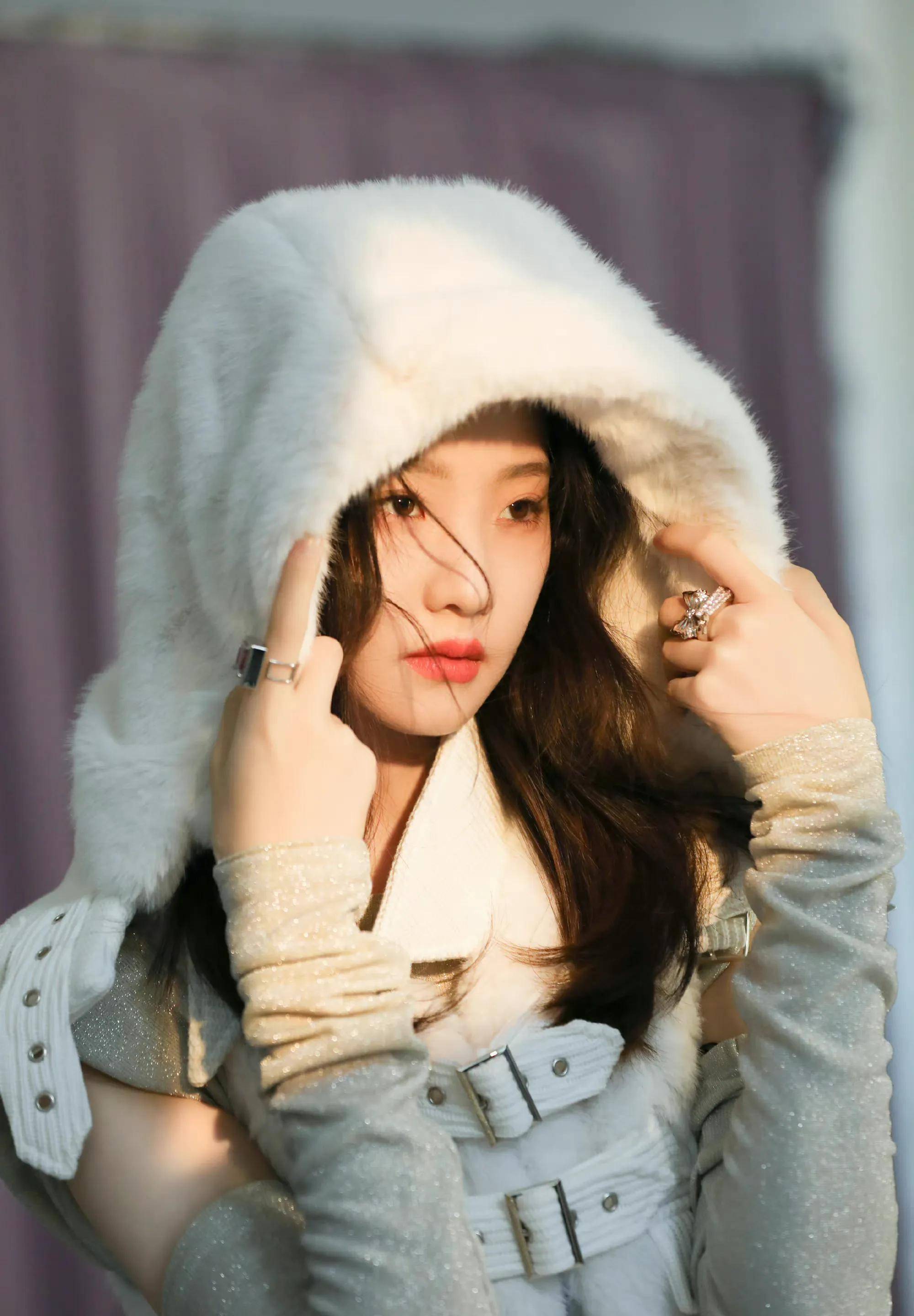 张艺凡冬日帷幕闪光大片,穿红色吊带抹胸裙张扬热烈,又