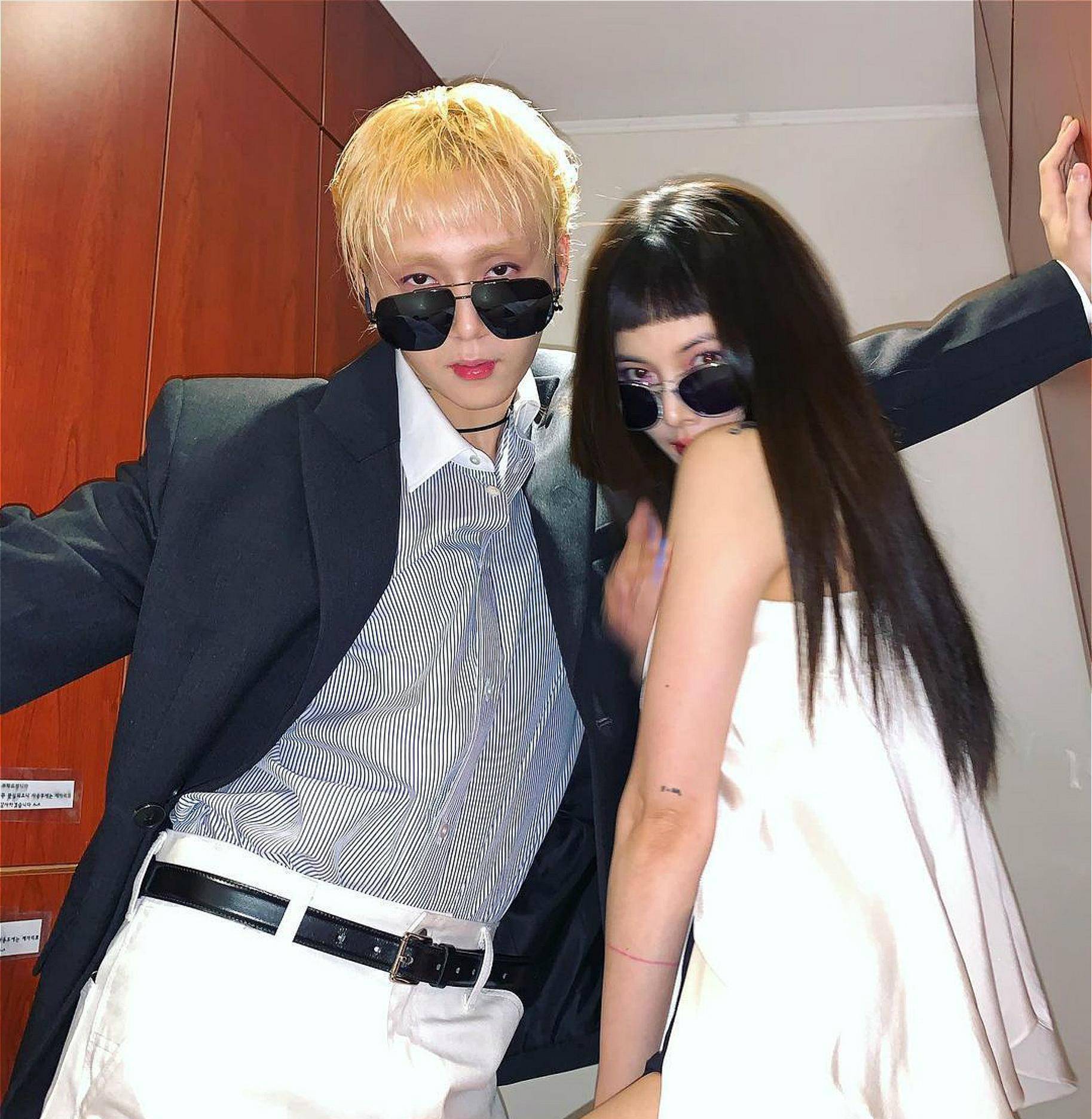 金泫雅和金晓钟举止超级亲密,展现了令人叹为观止的姿势!