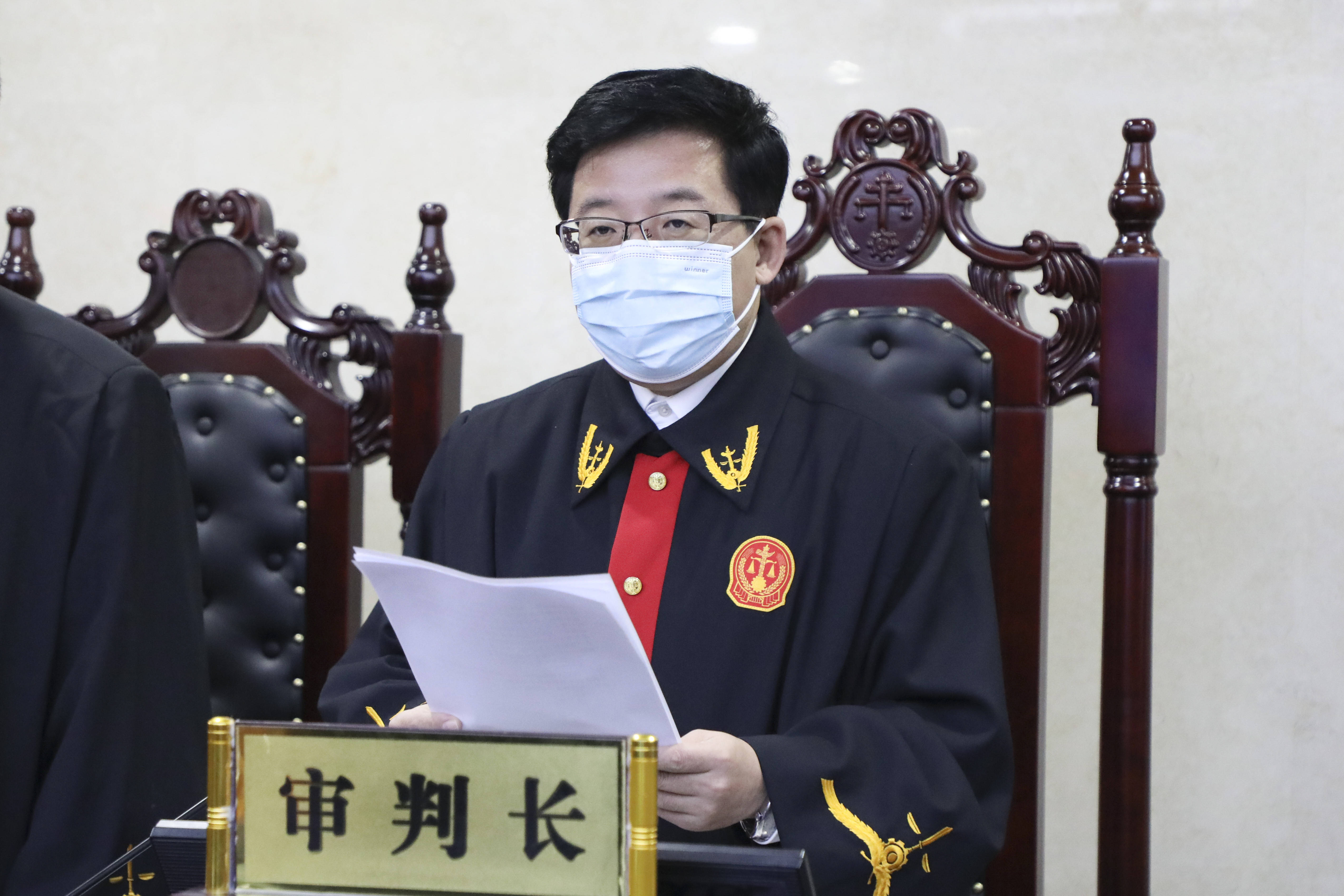 密云法院院长刘玉民担任审判长,与审判员,人民陪审员7人组成合议庭