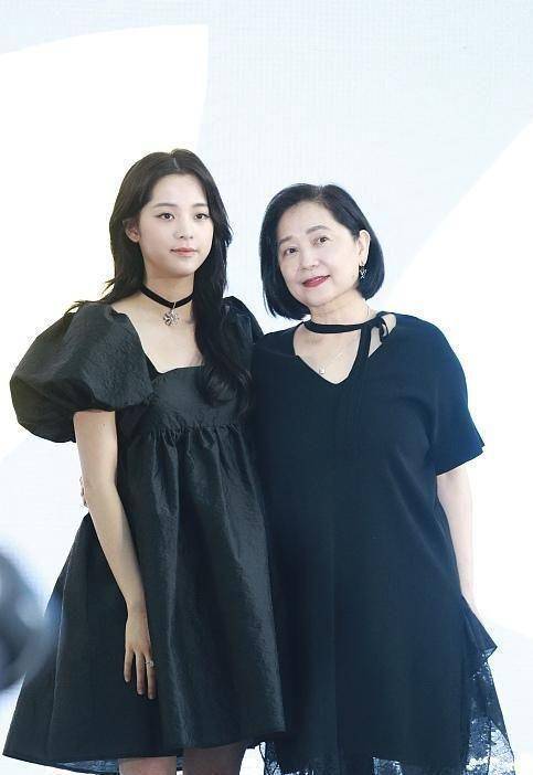 欧阳娜娜带妈妈亮相,傅娟依旧玉女范十足_实际效果_闺女_设计