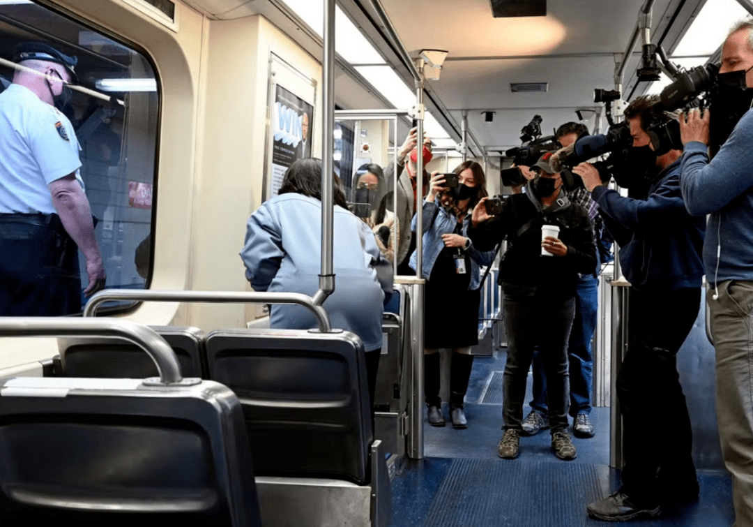 渥太华地铁上男子无故被打得头破血流,报警按钮无人接听形同虚设!