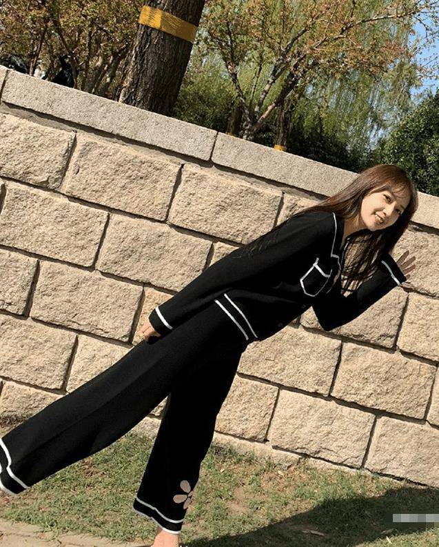 秦牛正威被淘汰后现身机场,穿白t配粉色双肩包,少女感十足_造型_活力