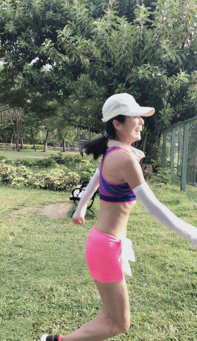 65岁米雪晒健身照细腰吸睛,全身看不出多余脂肪_运动_照片_状态