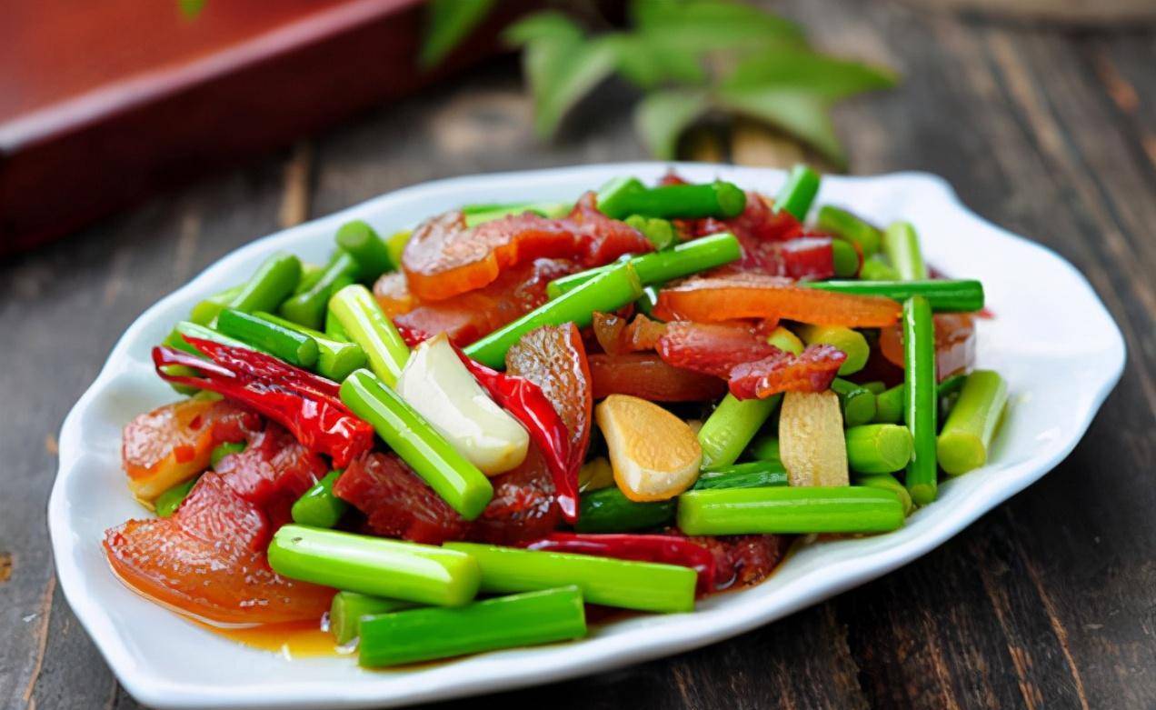 清炒蒜苔,"最忌讳"直接下锅煎!