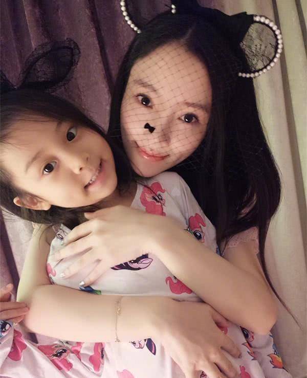 8岁甜馨现身走秀,头顶超重皇冠不怯场,身材比例被赞遗传李小璐_贾乃亮