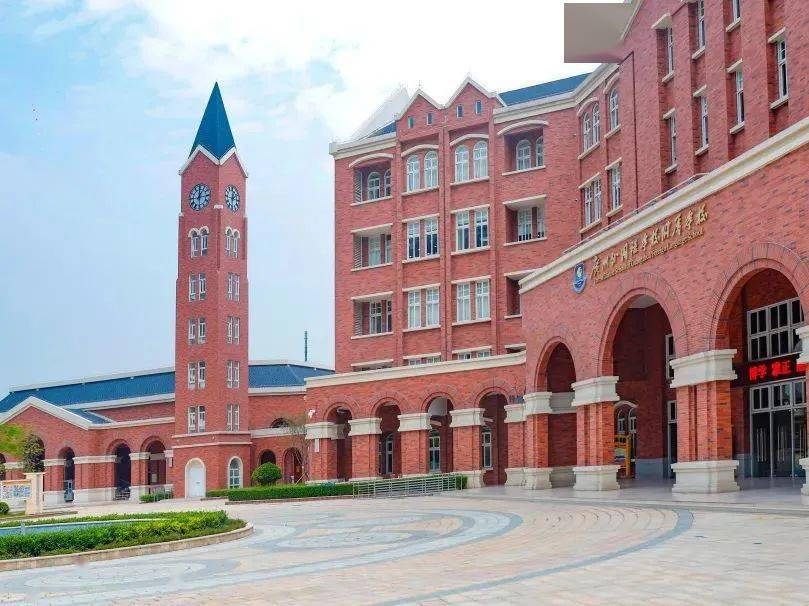 广州外国语学校附属学校位于南沙区南沙街金隆路东侧,学校按照"国内一