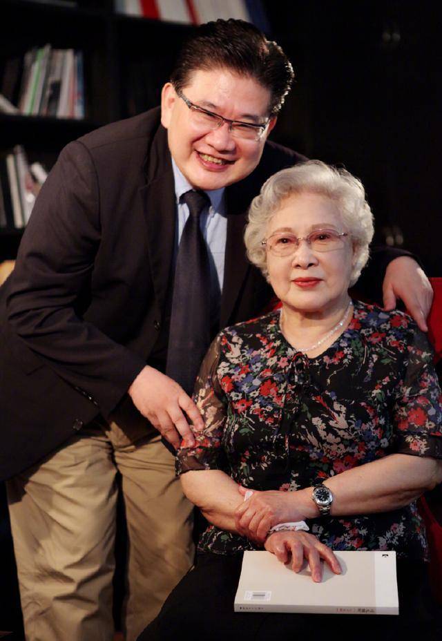 曹可凡发长文追忆秦怡,披露她一生鲜为人知的曲折,读来让人落泪_金焰