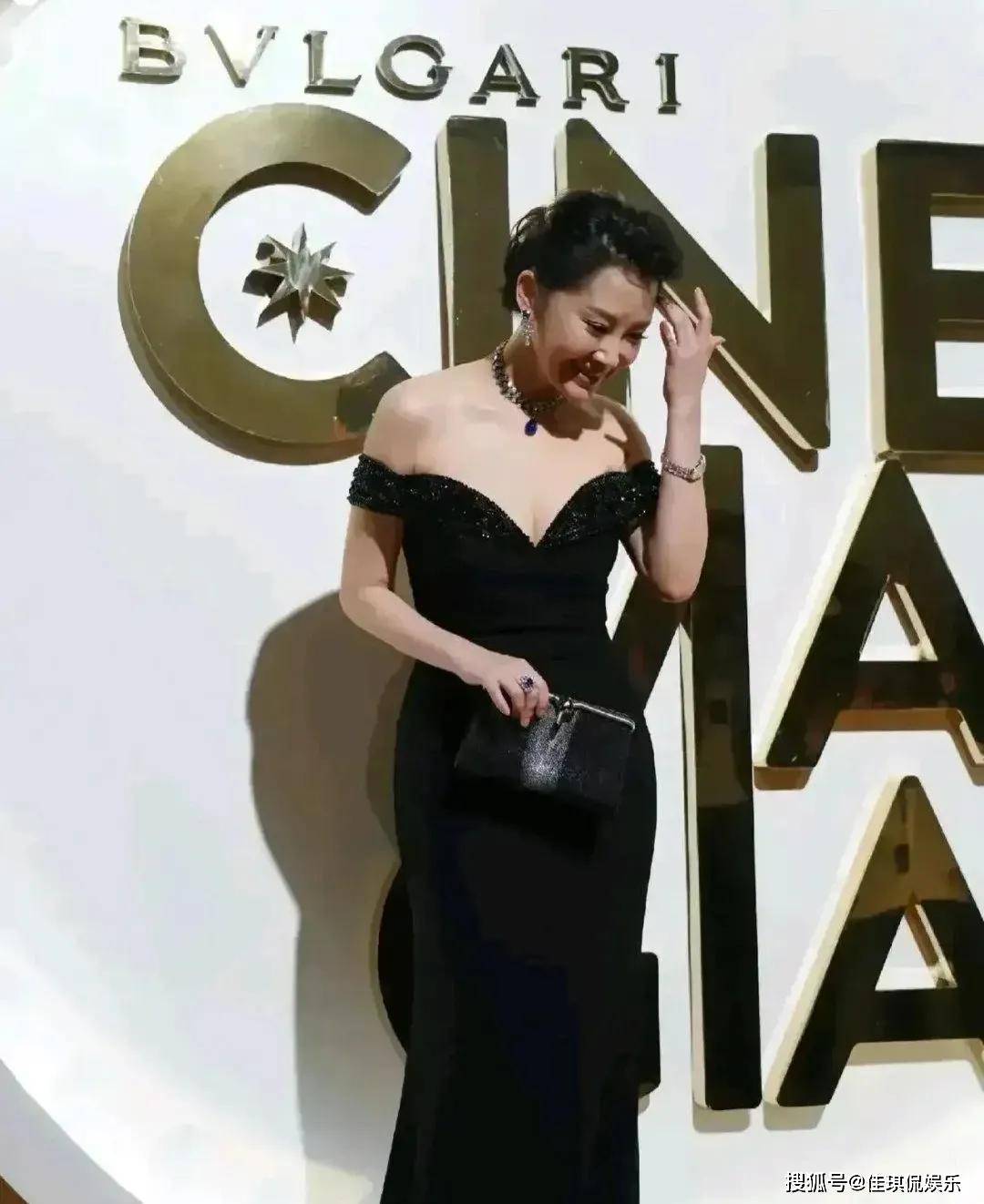 53岁许晴穿深v裙秀曲线,年过半百还能如此豪放,美了一辈子_状态_身材