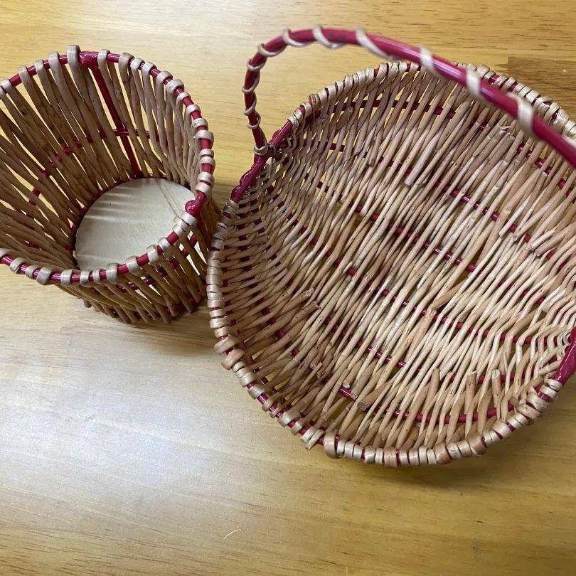 循环创意"为主题的作品设计大赛,利用可回收垃圾或生活废弃物进行作品