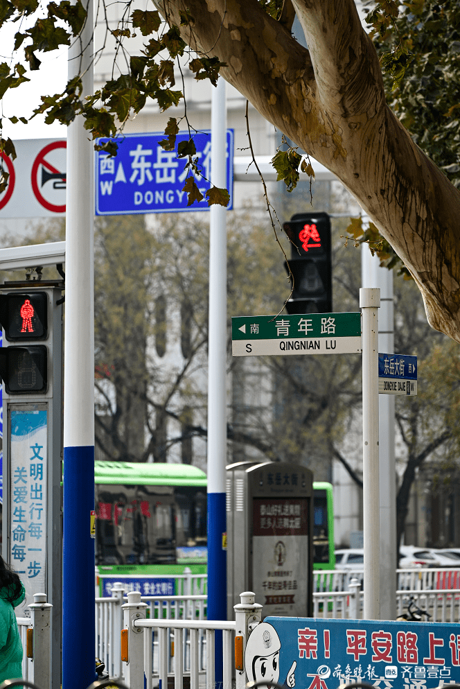 壹图集｜冷空气频袭泰城，行人脚步渐渐