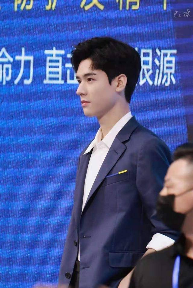 龚俊业务能力有多强,活动现场上演"川剧变脸"一秒变帅气脸_张哲瀚