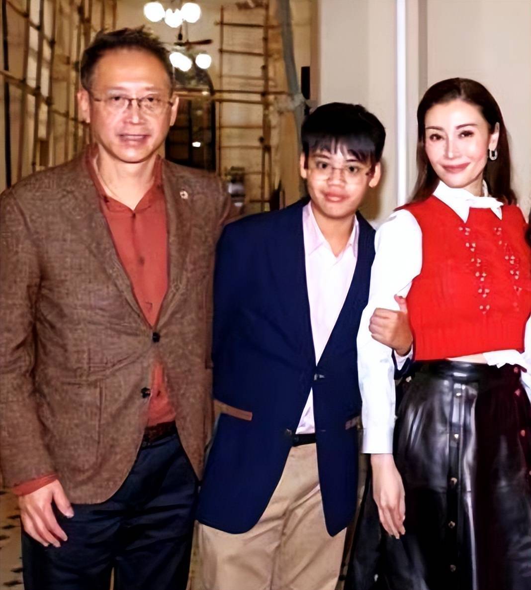 李嘉欣晒全家合照,11岁儿子变了模样,悄悄长成"东南亚风格"