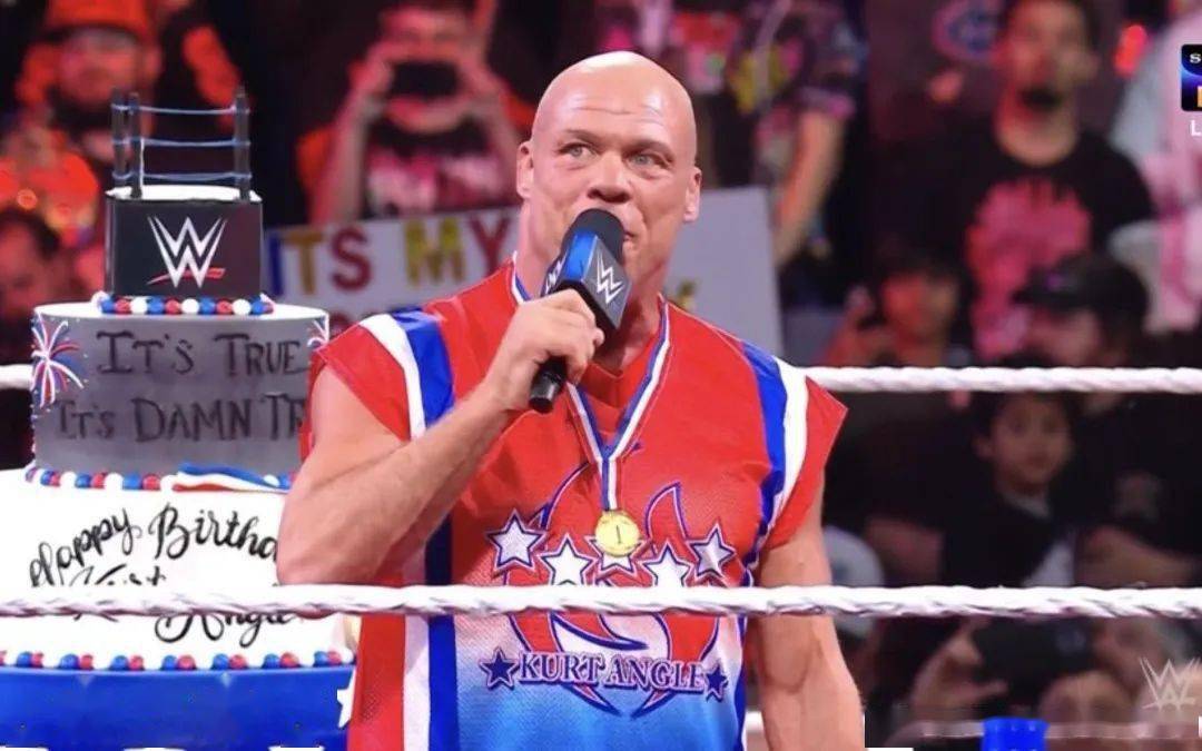 昨日的sd直播节目中,wwe名人堂成员科特安格重回节目,在后台举办了