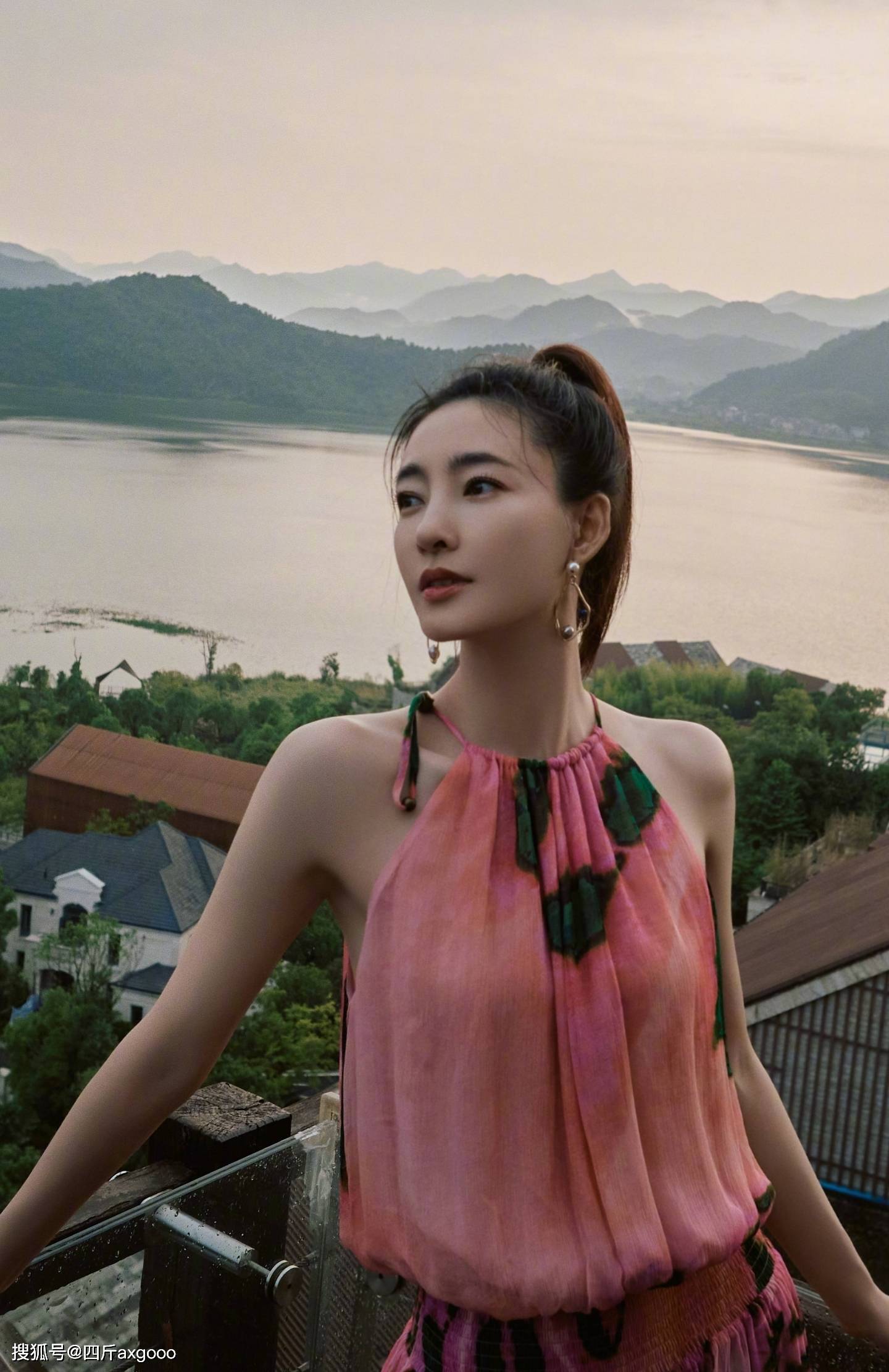 目前王丽坤方面还没回应,希望能有个辟谣吧,这么漂亮的一个姑娘,这么