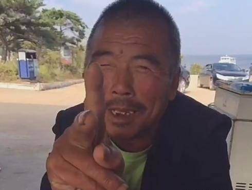 最经典的台词就是"卧槽无情""真残忍",据当地人说二哥今年已经有六十