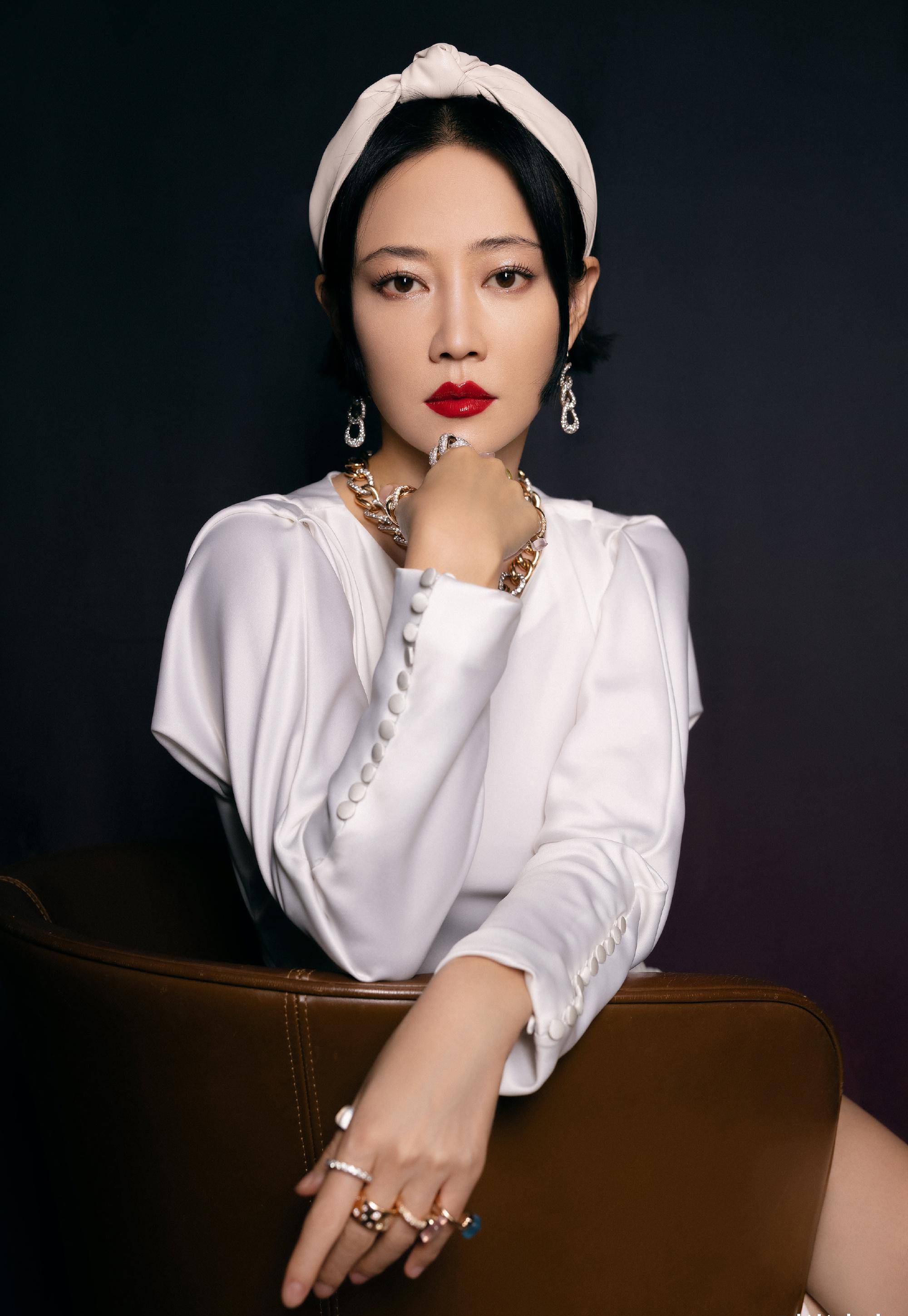 演高贵妃霸气不输蒋欣,今戴十个戒指搞笑炫富,烈焰红唇气场强_谭卓
