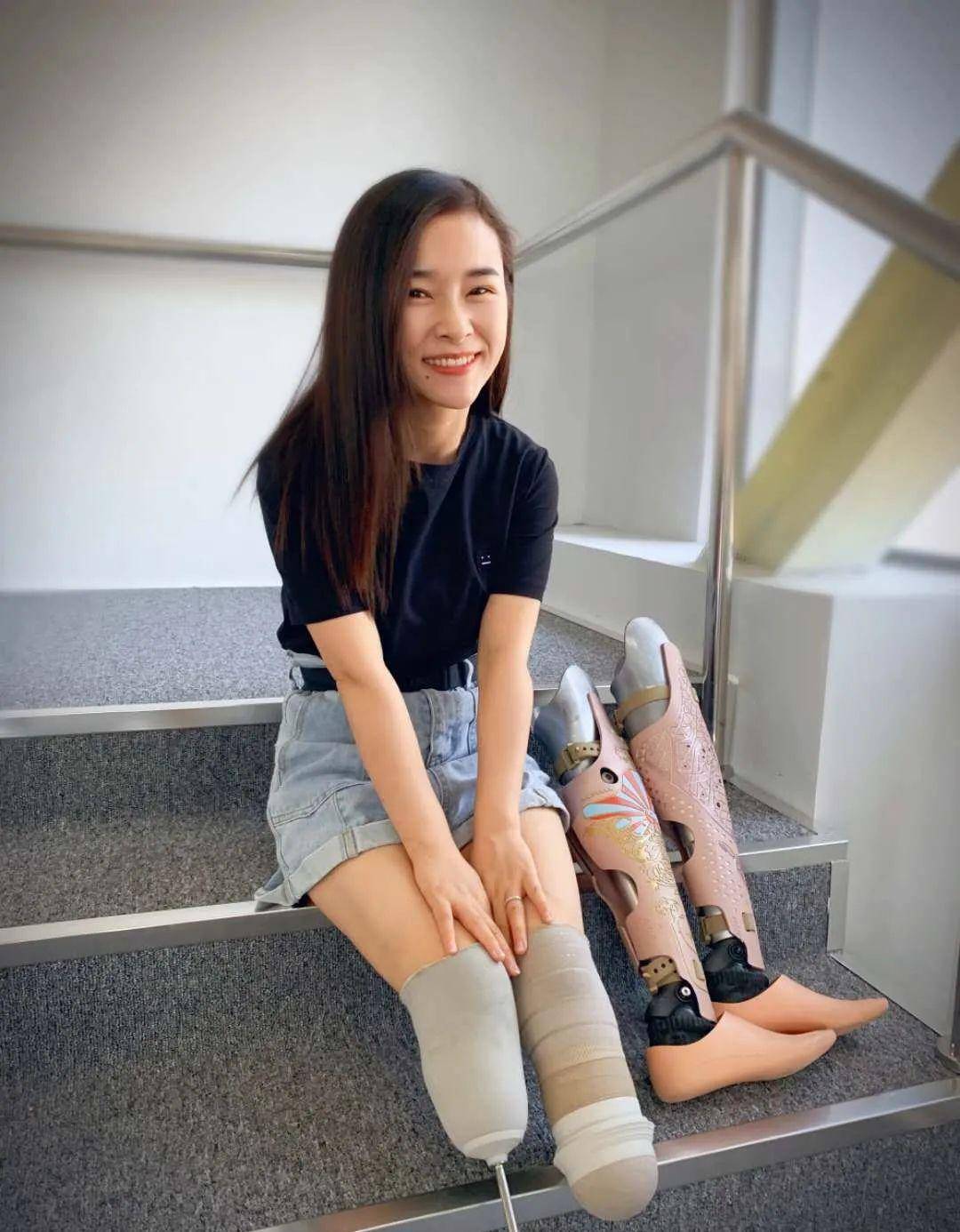 charles邀请廖智做了公司一款产品的代言人,他想让她的笑容和自信影响