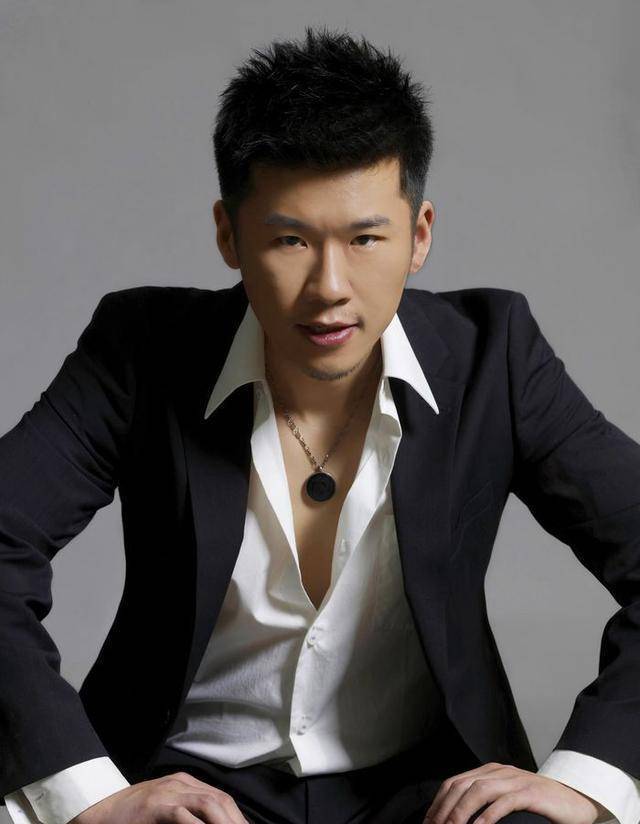 《流金岁月》里,他饰演的杨珂虽然风流,但是百花丛中过,片叶不沾身,他