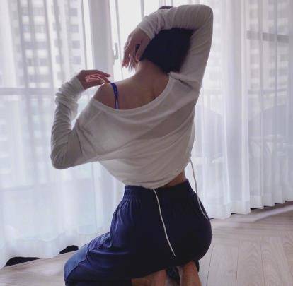 37岁杨丞琳晒健身照,衣服滑落半露香肩,穿运动背心马甲线超明显_瑜伽