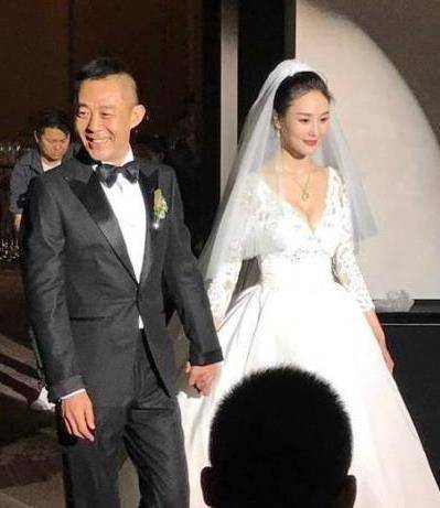 老戏骨侯勇现身看展,小20岁娇妻太漂亮,被路人误以为是父女_生活_妻子