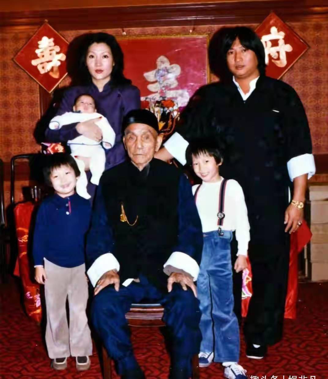 洪金宝长子洪天明晒儿时照片,与二弟洪天祥酷似双胞胎_父亲_兄弟两人