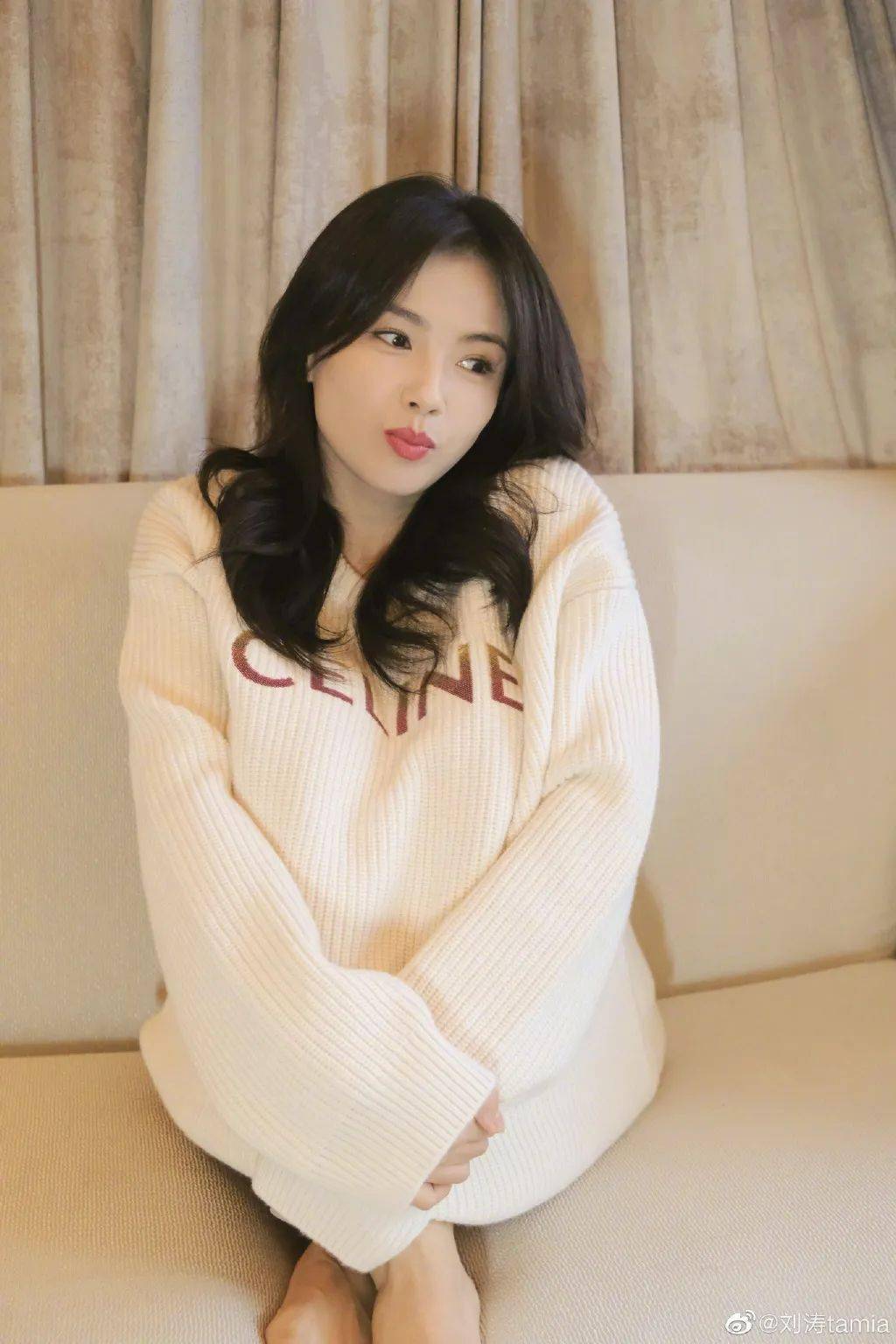 刘涛身上的celine米白色毛衣,胸前闪亮的字母为素色增添光彩,居家时刻