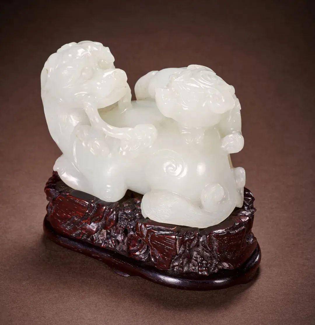 起拍价:180,000 人民币尺寸:长7 cm 宽3.9 cm 高4.8 cm 连座高7.