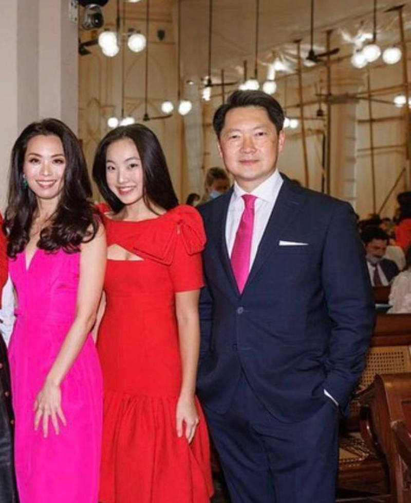 李嘉欣晒全家合照,儿子厚唇塌鼻颜值低,李嘉欣胸线下垂发福明显_富商