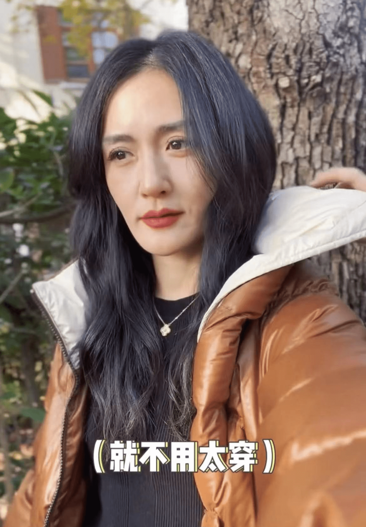 镜头不断捕捉着谢娜的各种角度,发现谢娜在笑的时候脸型越来越怪异