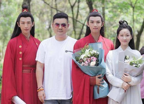 回看《琉璃》杀青照:成毅红衣惊艳,全员"吐血合照"认真的?