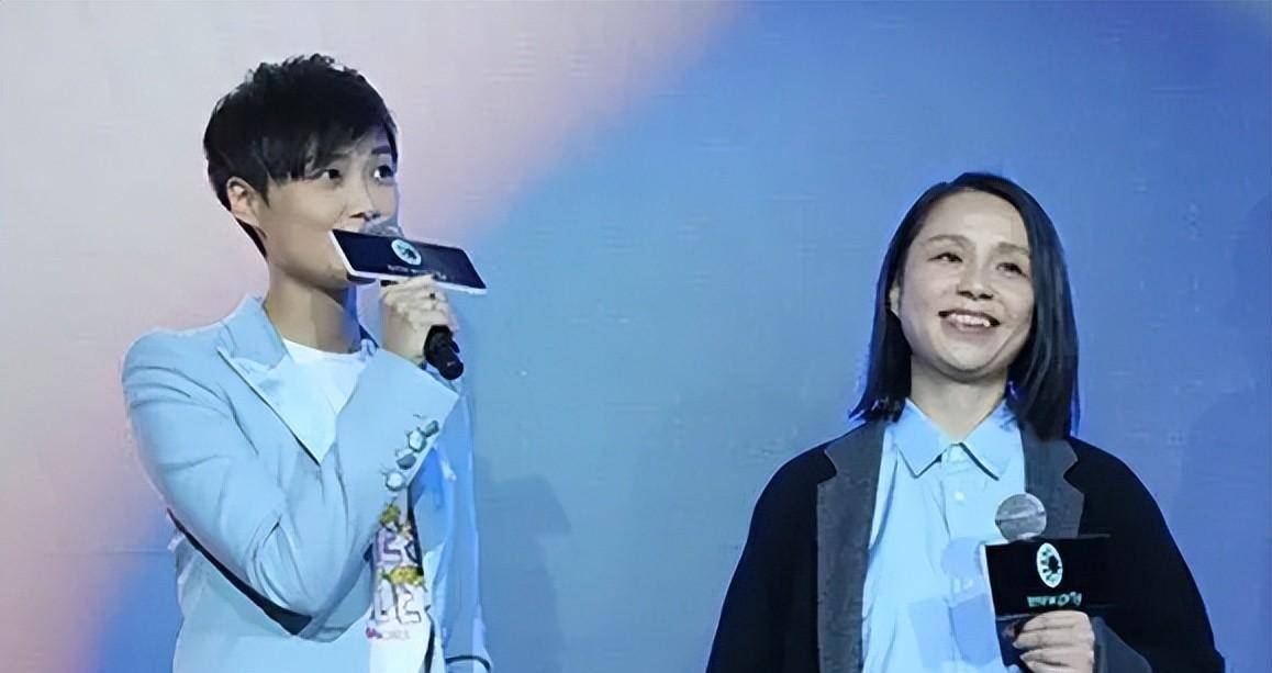 天娱总裁龙丹妮送李宇春一辆跑车,还把自己的千万豪宅送给她_什么