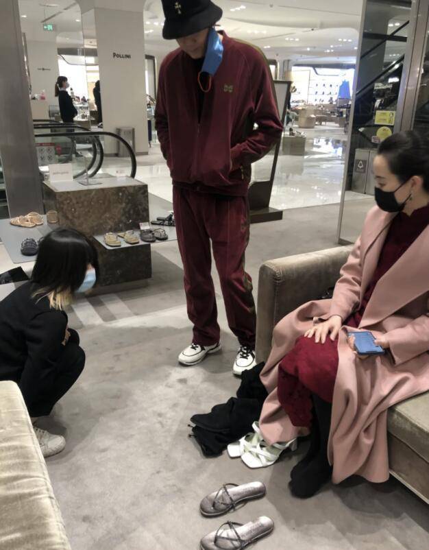 网友偶遇林依轮夫妇甜蜜逛街,主动和粉丝聊天,妻子西华气质超好_儿子