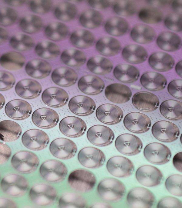 3,硅游丝,防磁.硅是不会受磁的,这是一个巨大优势.