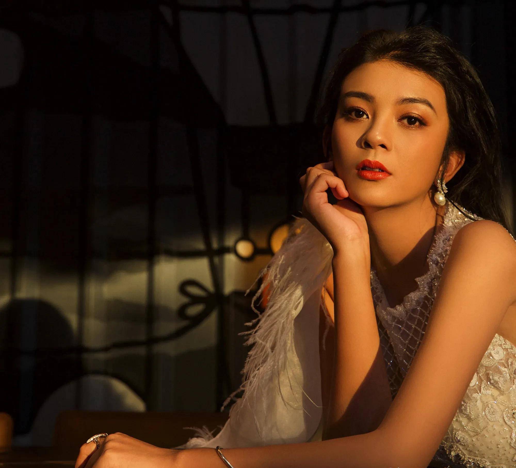 谈莉娜手滑点赞,是真手滑还是蹭热度,多次蹭热度行为惹网友怒_郑爽