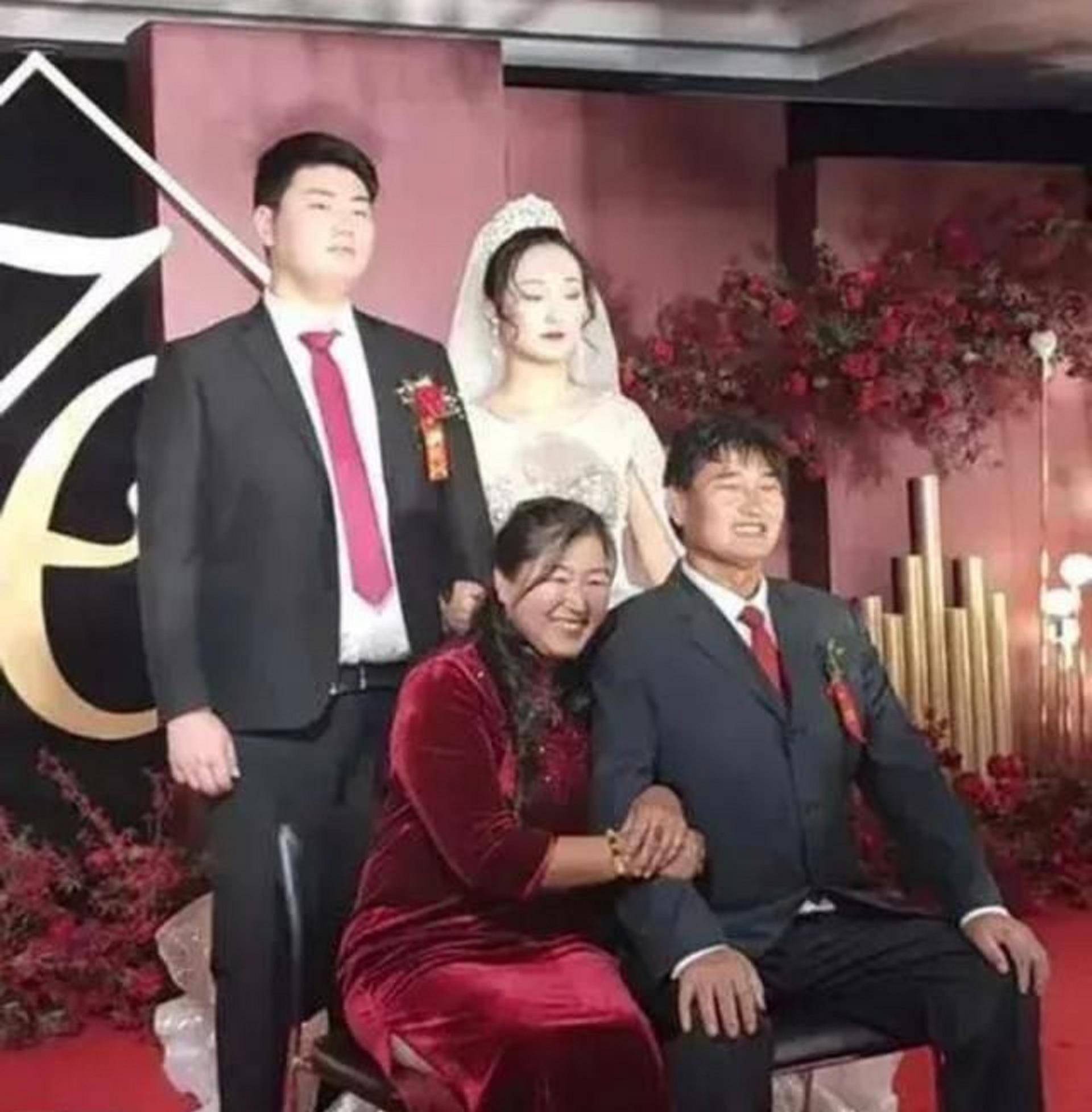 十二月八日晚上,陈亚男妈妈带着结婚时收到的彩礼亲自来大衣哥领回