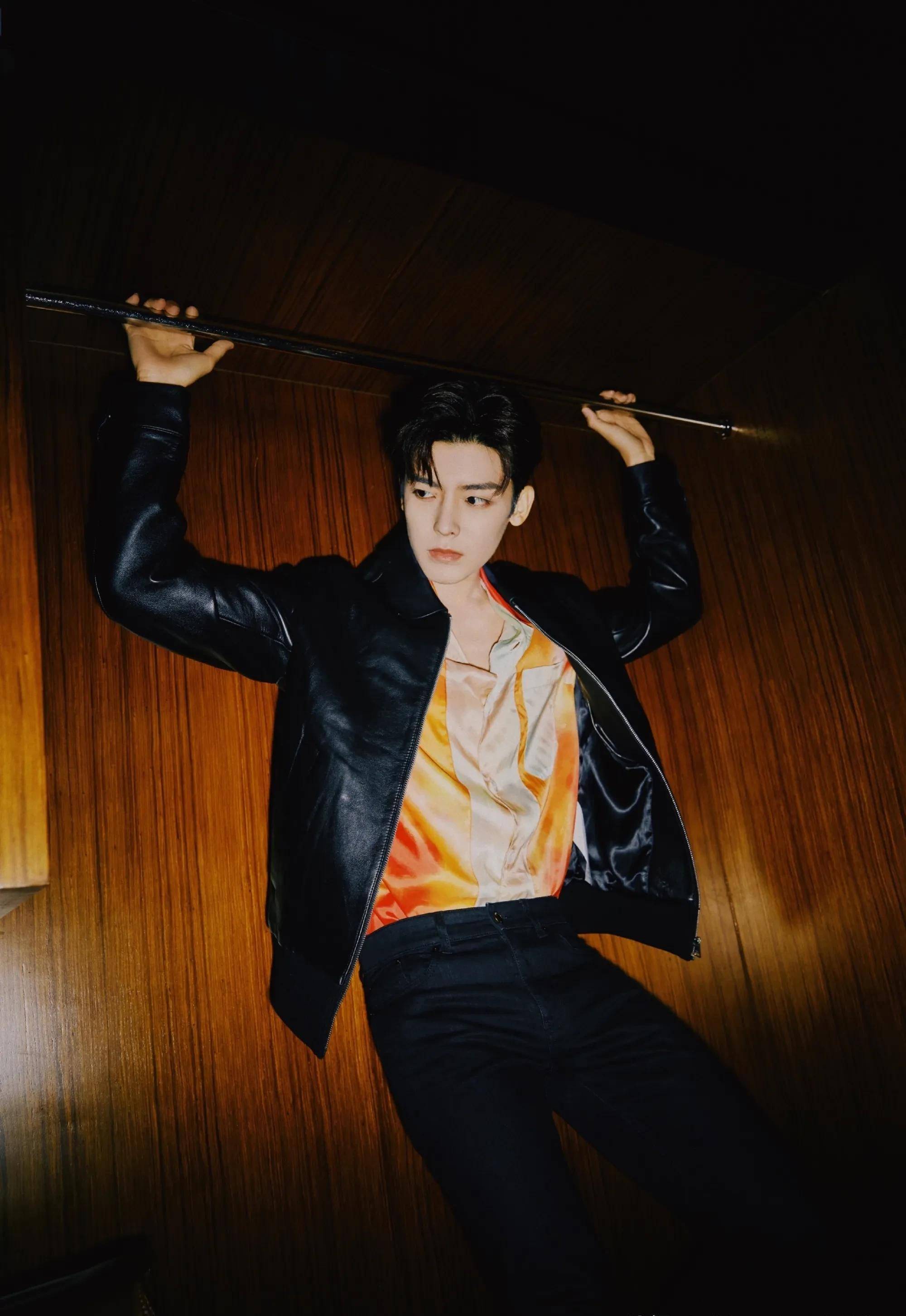 又一大波男明星皮衣穿搭合集来喽 帅气潇洒 时尚酷炫 每一个都喜欢