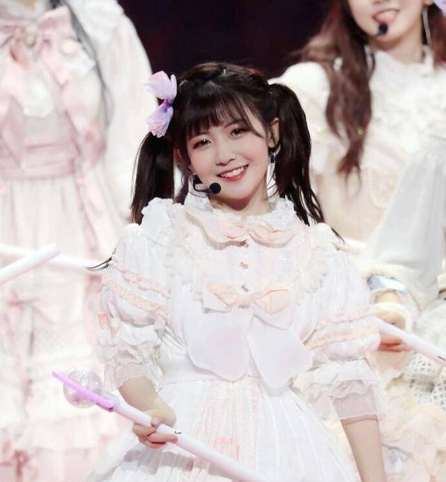 穿洛丽塔的女明星,鞠婧祎粉色系可爱,最惊艳的是杨超越_风格_少女