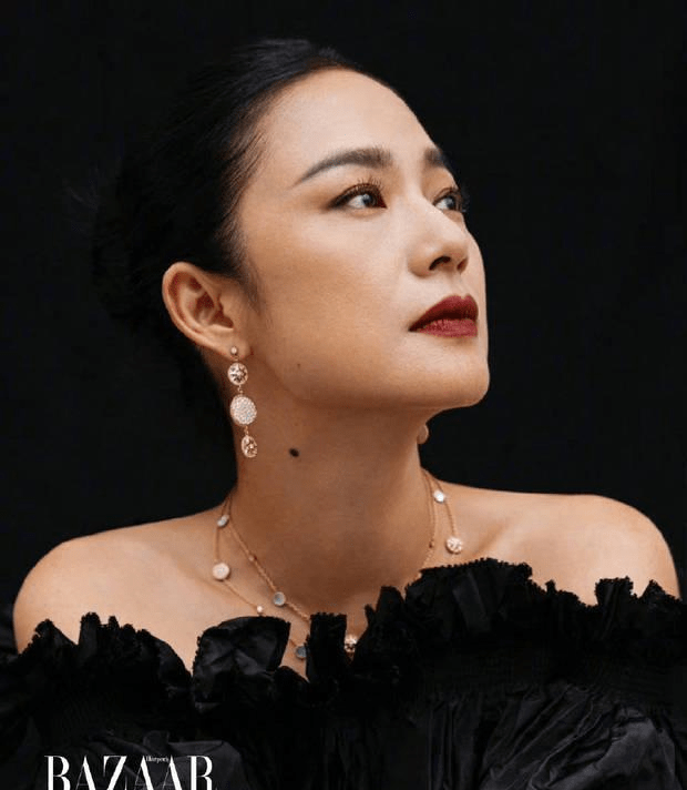 周韵露肩礼服尽显东方韵味 复古红唇好似摩登女郎_黑色_时尚_半边