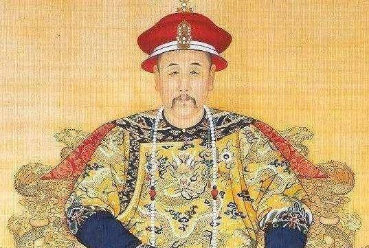 此人自称乾隆后代,每年穿龙袍戴皇冠祭祖,网友:我乃炎黄子孙_家族_觉