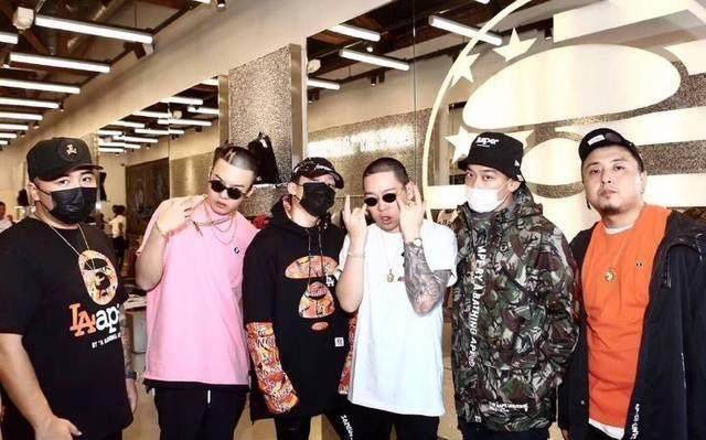 小白pgone台上劝告粉丝:下次不要叫我们名字,只叫红花会_说唱_团队