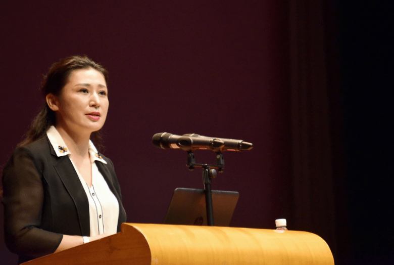 汕大"65后女书记"姜虹,颜值和履历让人仰望,堪称学生该追的星_大学