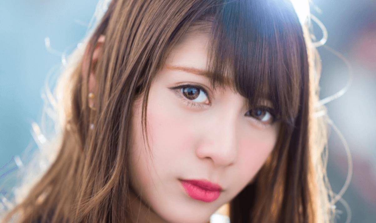 安洁拉是她的艺名,她的本名是山本结巳.