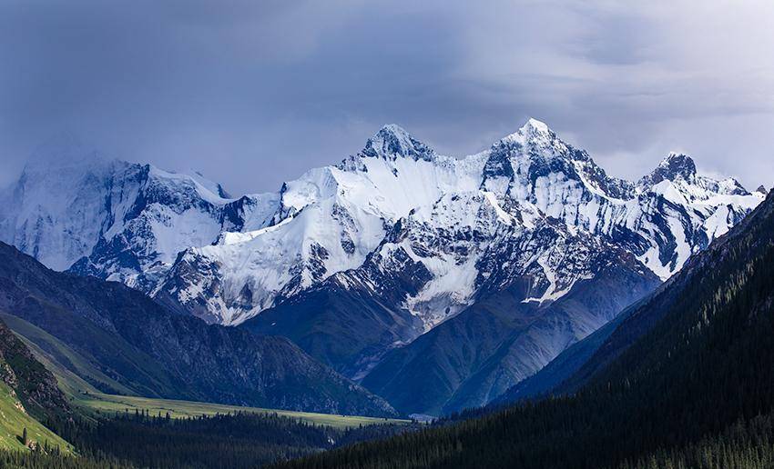 在新疆昭苏夏塔古道的峡谷深处遇见最美雪山汗腾格里峰_景区_小时