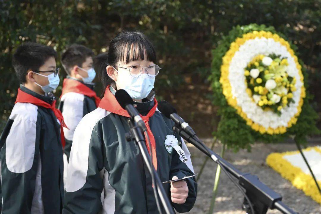 難者默哀南京大屠殺死難者花神廟叢葬地為南京大屠殺死難者默哀在雨花