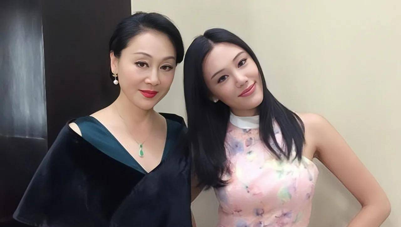 王姬:我就是演爱情戏的专家,60岁依旧光彩照人_高曙光_儿子_因为