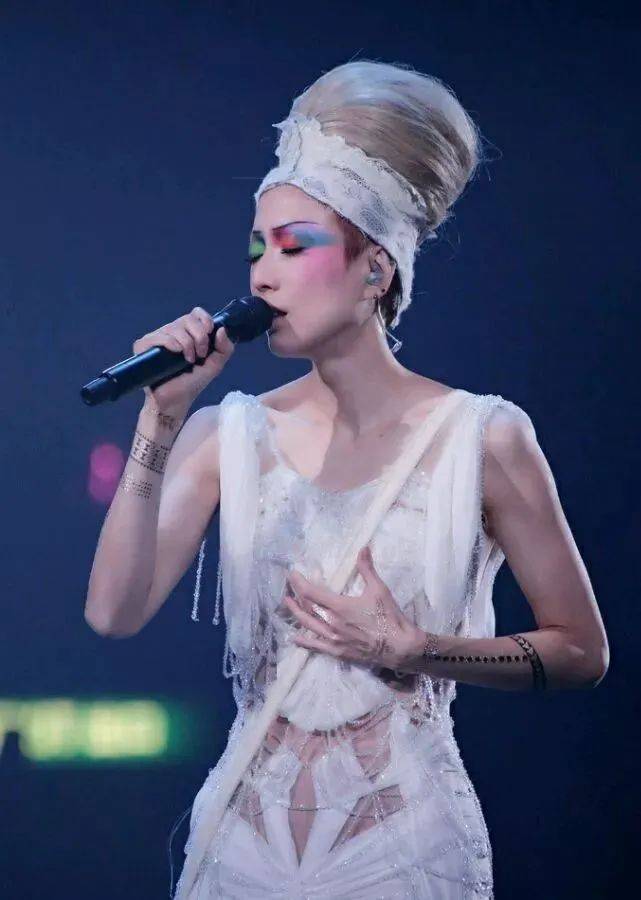 了不起的时尚天后,怎么能没有郑秀文_造型_演唱会_设计